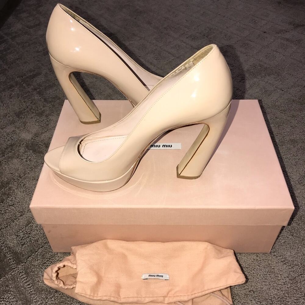 MIU MIU CLASSIC PEEP TOE NUDE PATENT LEATHER HEELS 37.5